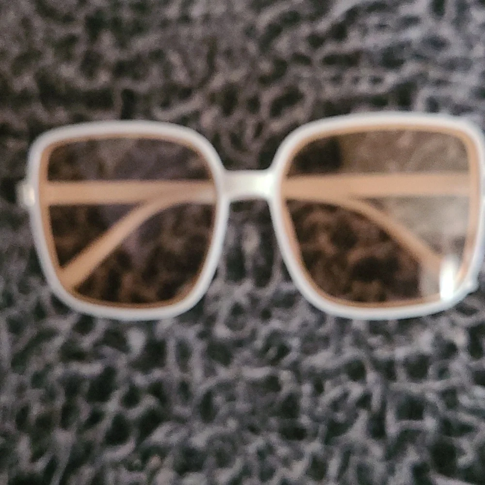 Beautiful oversized sunglasses beigy white new w tags. Hp🔥🔥